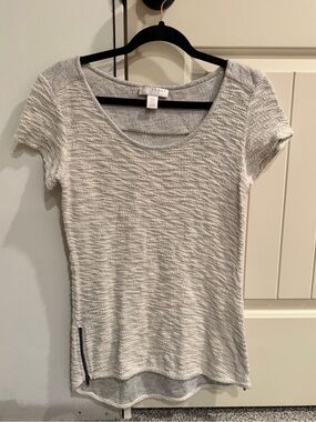 Kenar Light Gray Short Sleeve Scoop Neck Top with Side Zip